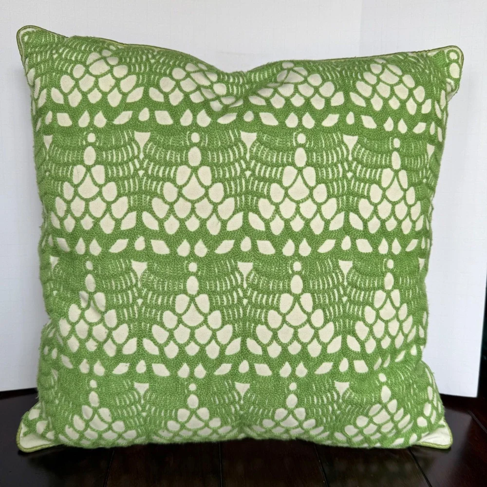 Michaels Stores Green White Crochet Scallop Throw Pillow 17x17 Square Accent